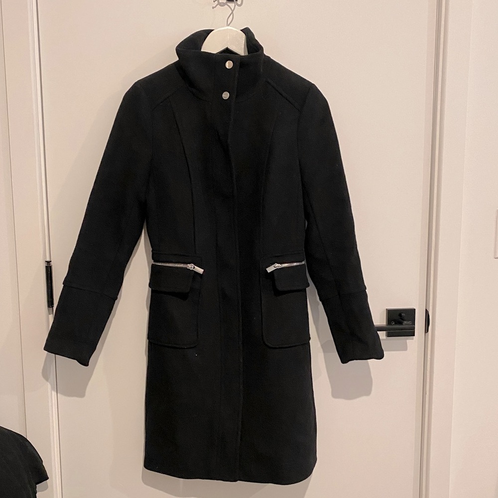 H&M Dark Navy Blue Women’s Coat with silver zipper and buttons.
